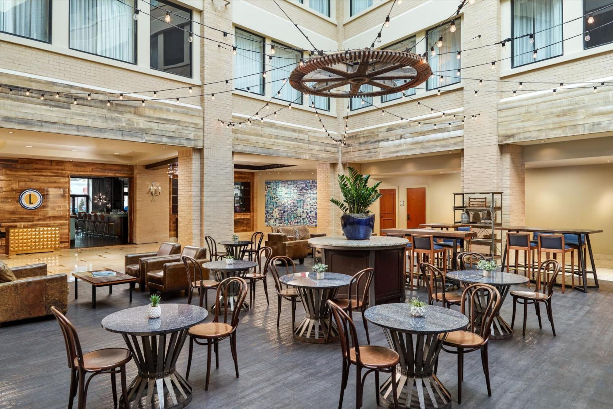 Renaissance New Orleans Arts Warehouse District Hotel Bagian luar foto